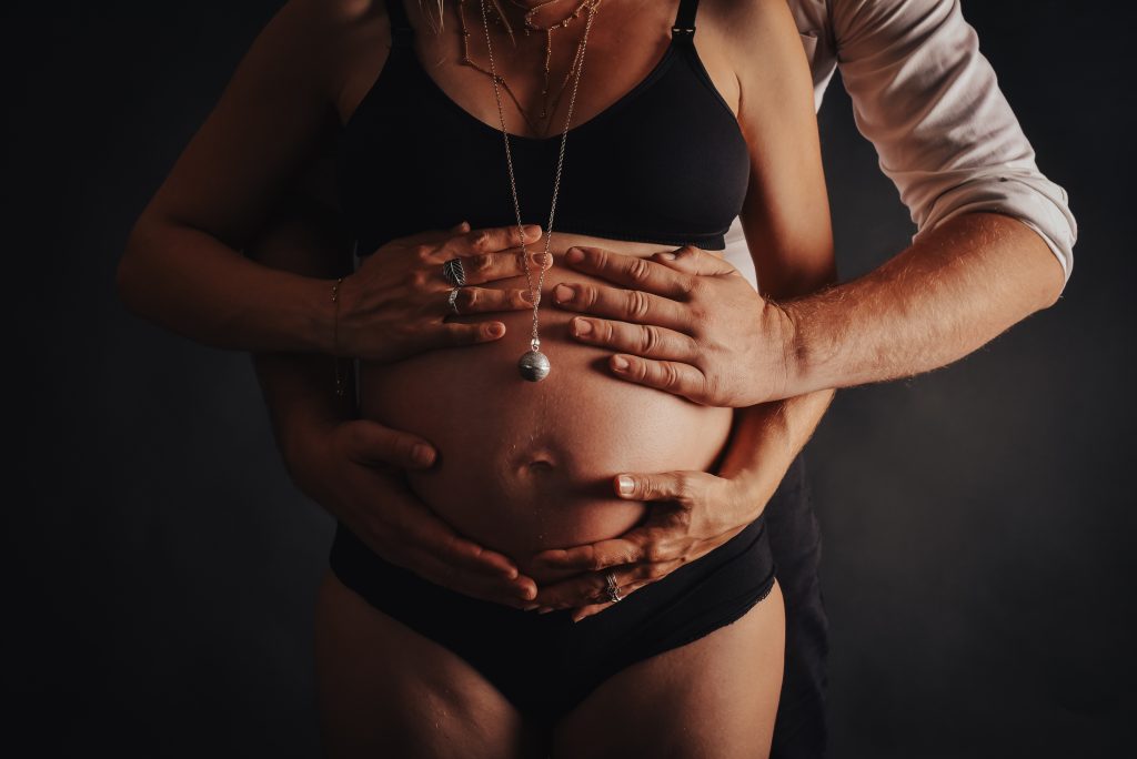 détail ventre de grossesse