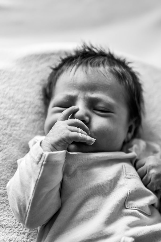 bébé studio noir et blanc