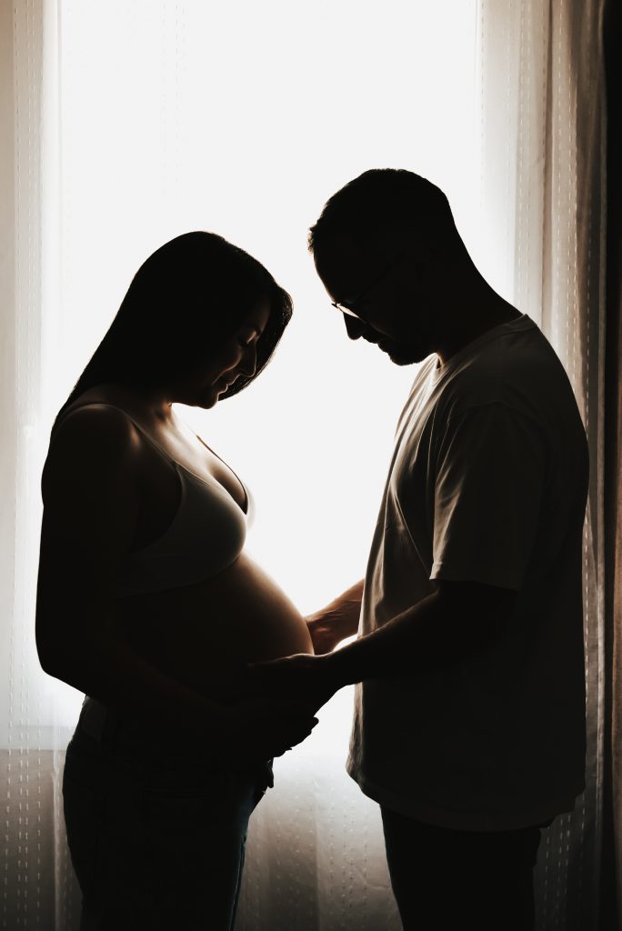 couple grossesse contrejour