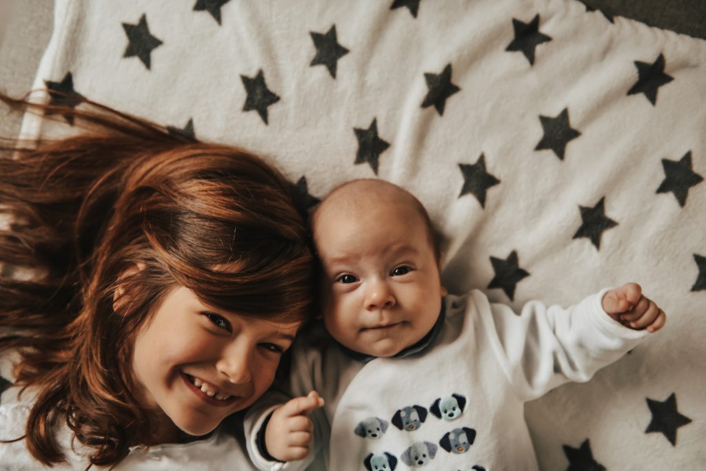 photo bébé et sa soeur