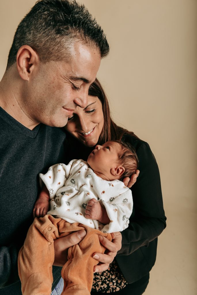 portrait jeunes parents avec nouveau-né
