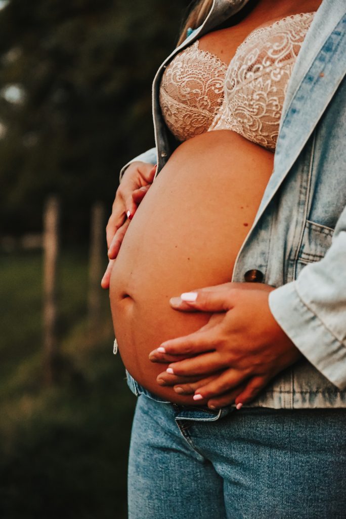 ventre femme enceinte extérieur