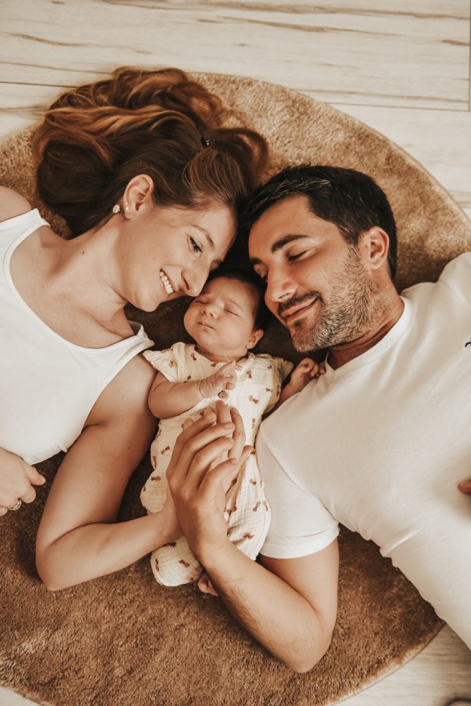 couple avec bébé à domicile