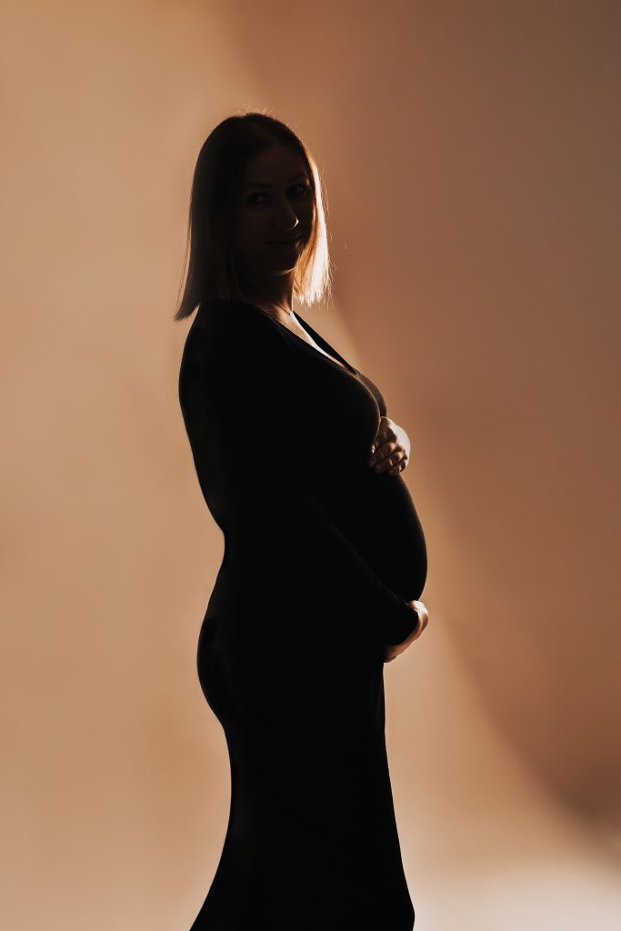 femme enceinte studio contrejour