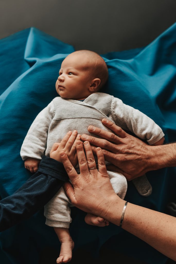 mains sur bébé