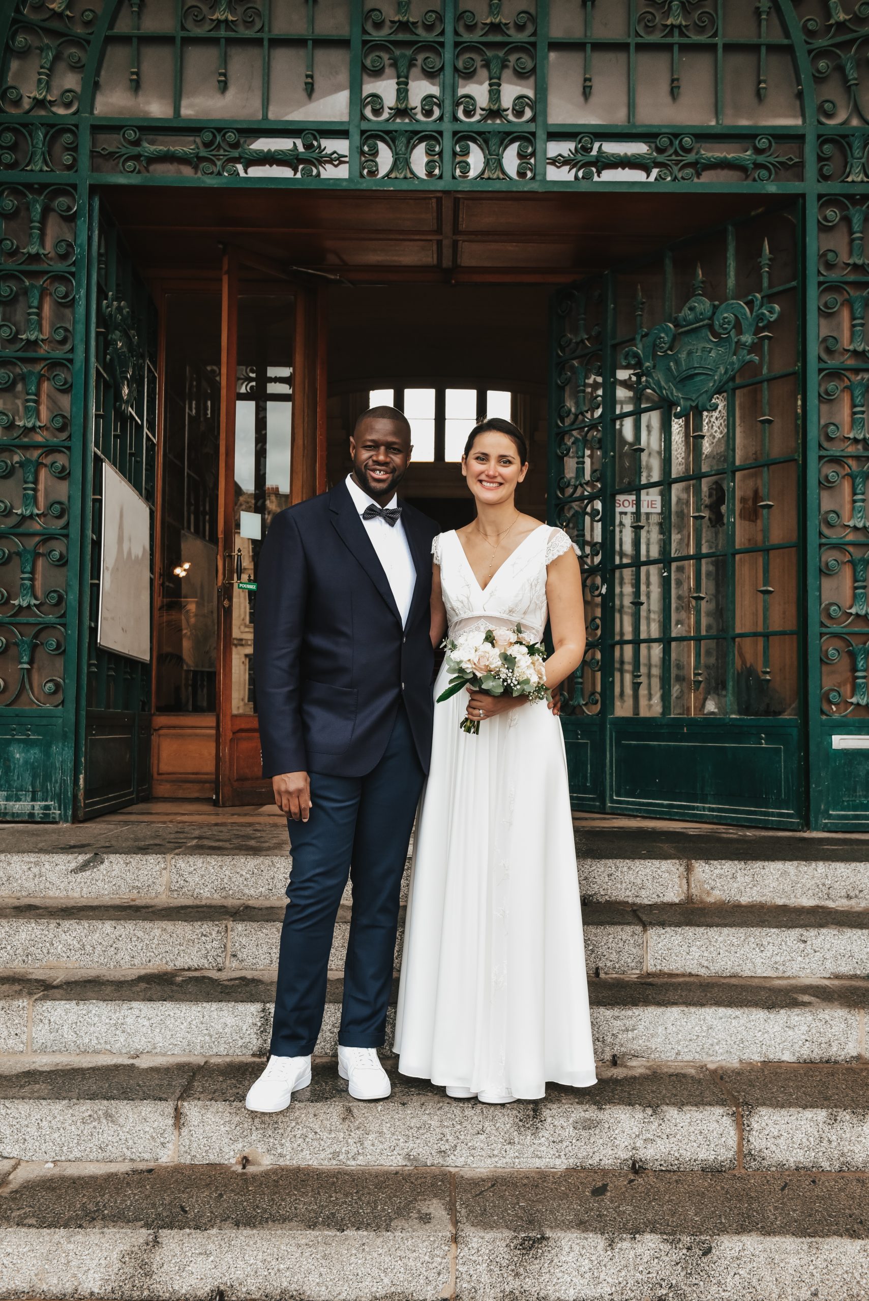 couple mariés devant mairie