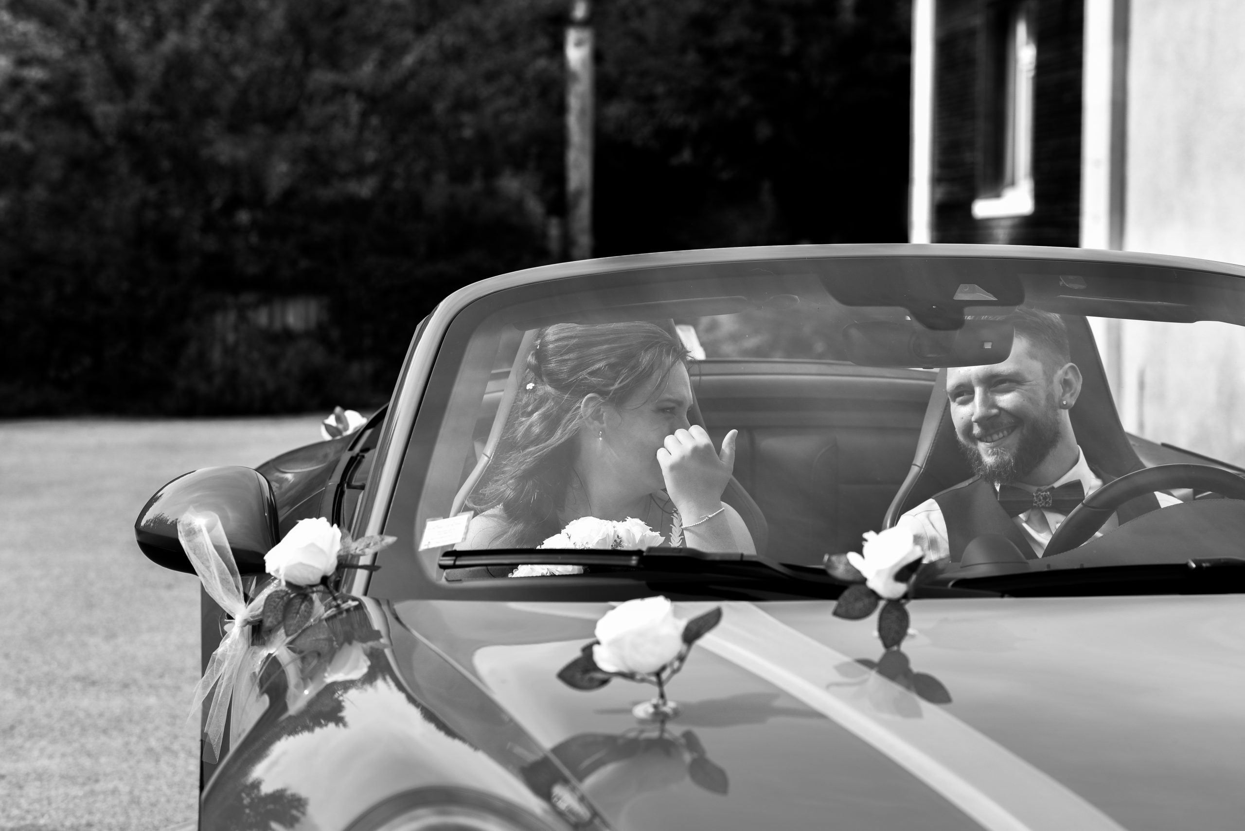 couple mariés voiture