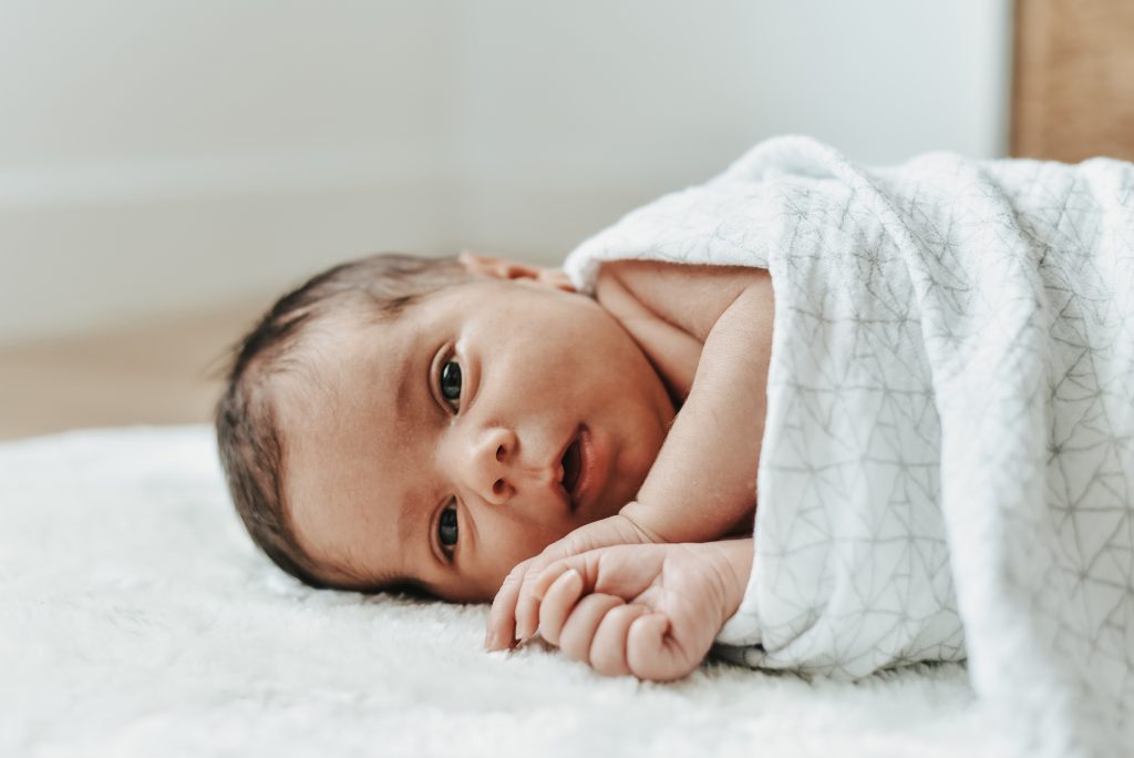 bébé allongé