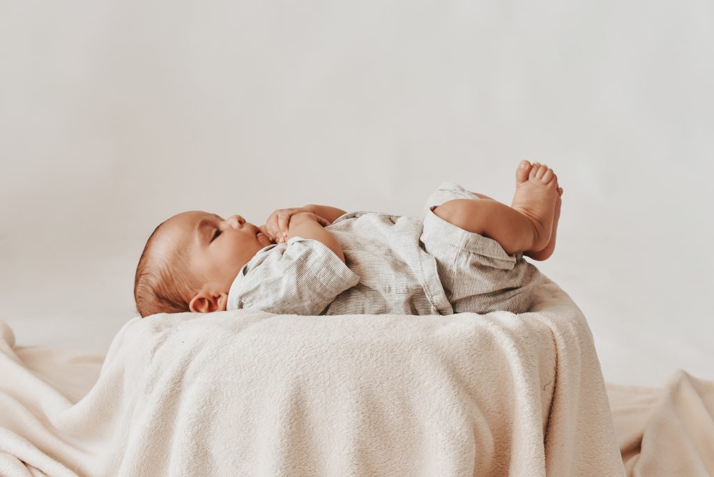 bébé sur le dos