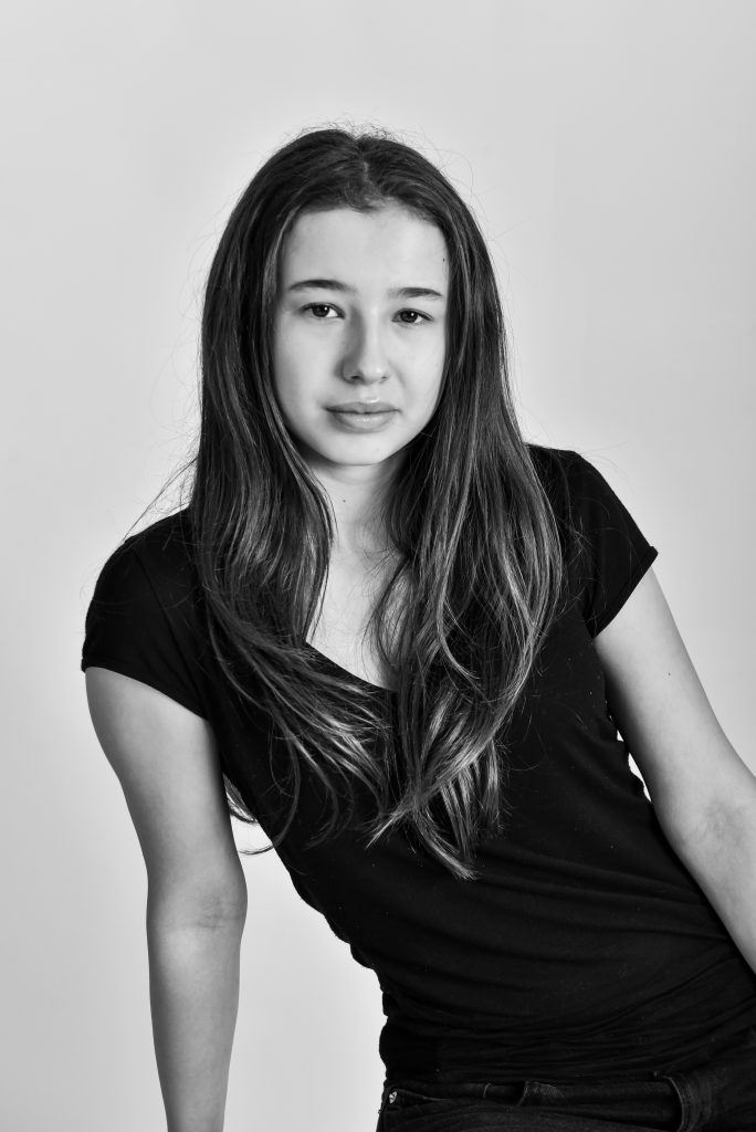 portrait studio jeune fille