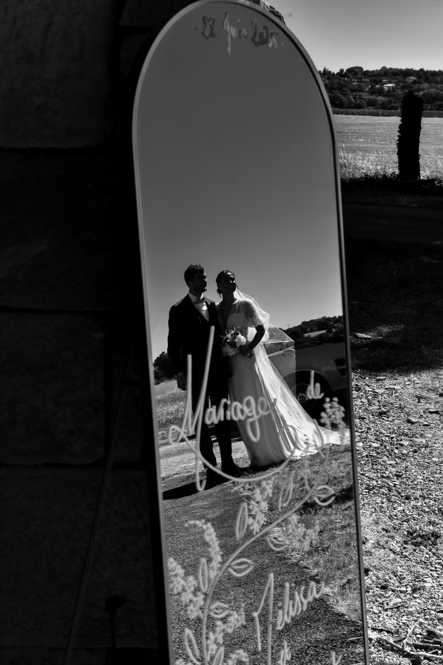 mariés dans miroir contrejour
