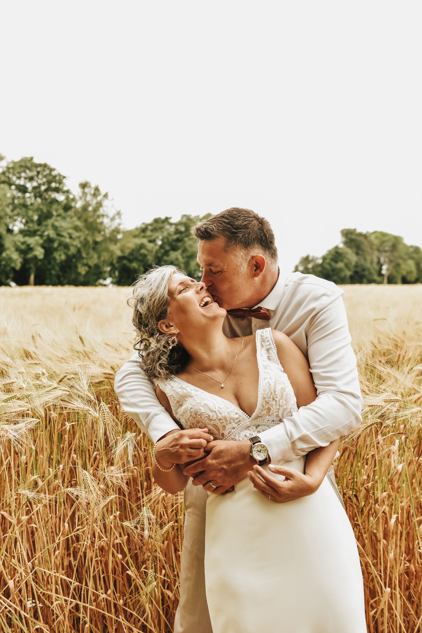 couple mariés dans champs 