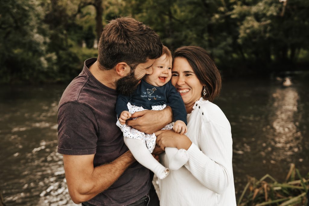 famille au bord de l'eau
