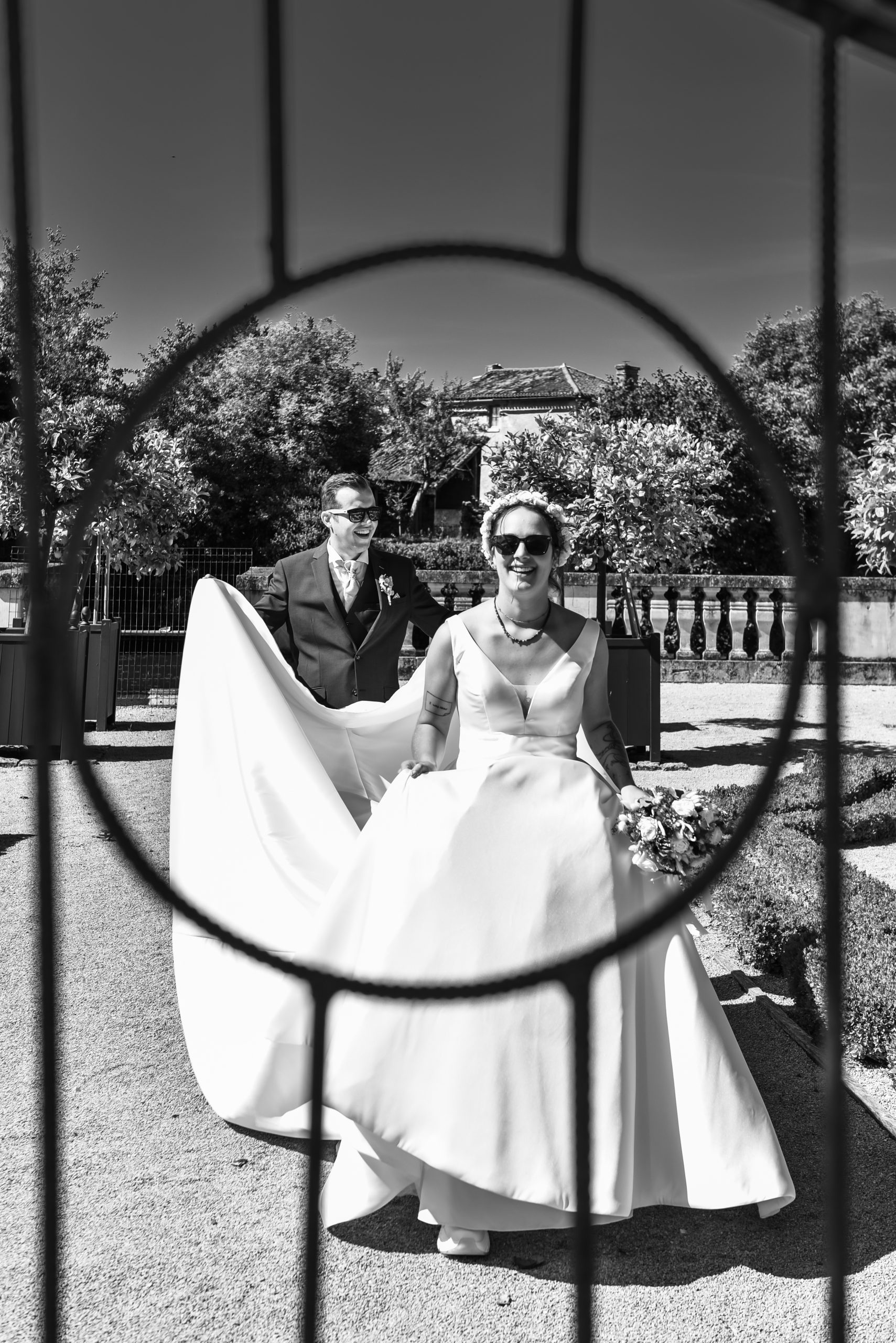 couple mariés noir et blanc