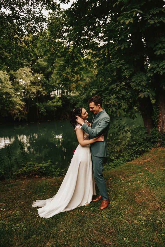 photo de couple marié au bord de la sèvre
