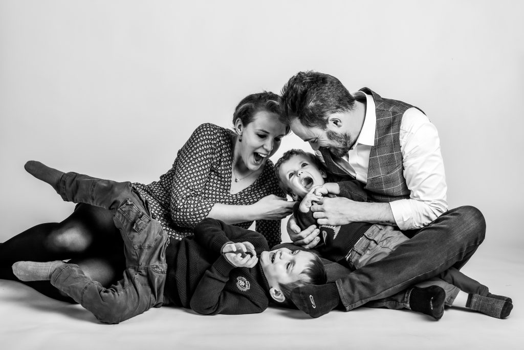 famille qui s'amuse studio